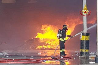 Pesaro - Vasto incendio in un capannone, in arrivo rinforzi dei Vigili del fuoco